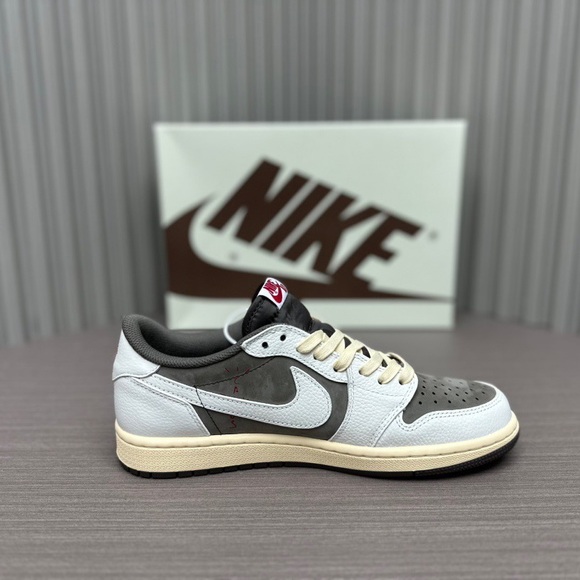 Nike Gray and White Sneakers with Classic Design - Picture 3 of 10